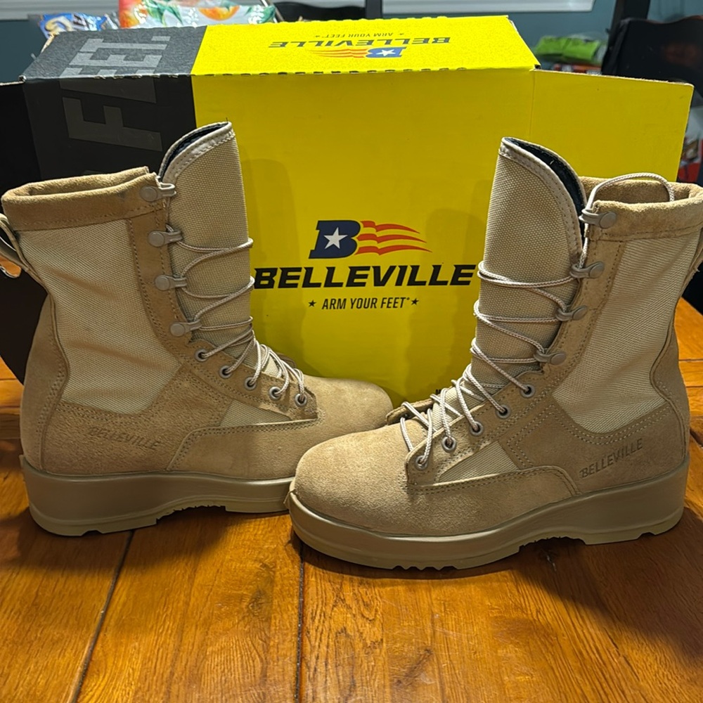Belleville 330 DES ST Men’s 8” Desert Tan Hot Weather Steel Toe Flight Boot.